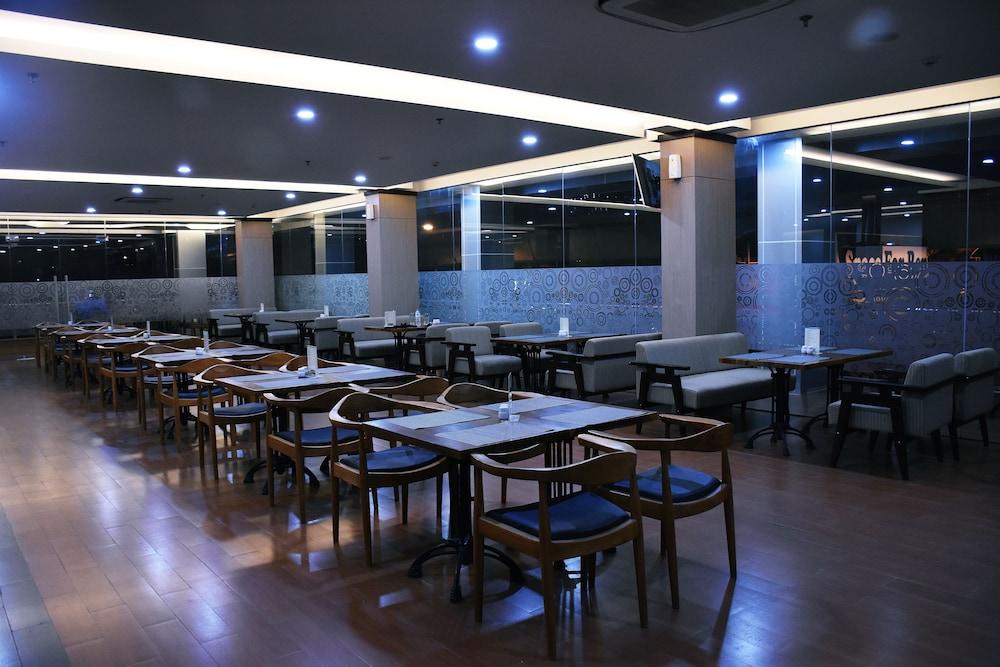 Terraz Tree Hotel Jakarta Luaran gambar