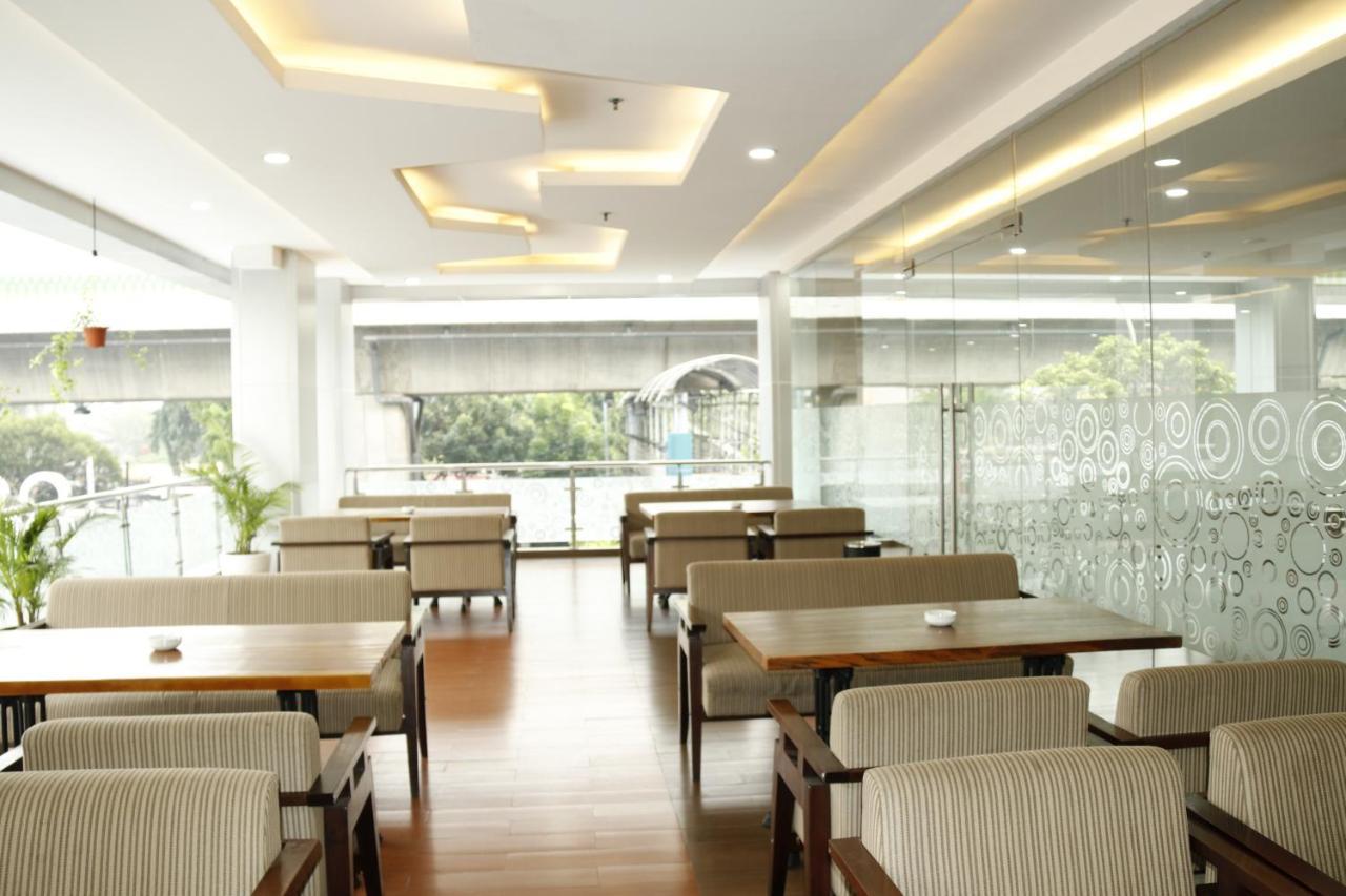 Terraz Tree Hotel Jakarta Luaran gambar